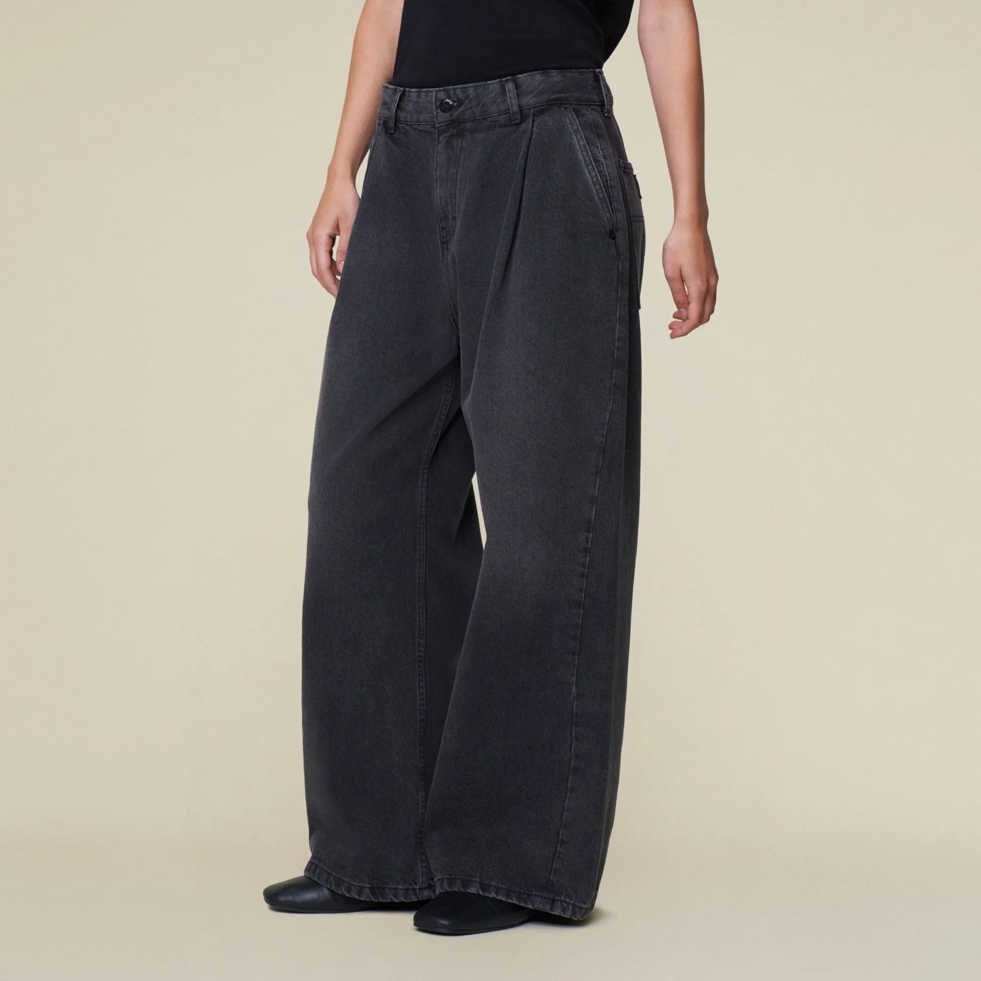 Beatrix Pleats Main Black Darkness - Low Rise Wide Fit